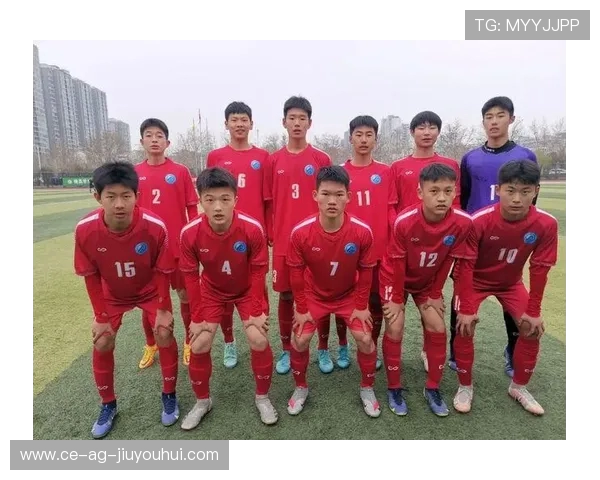 郑州十一中足球队初中生奋勇拼搏 助力校园体育文化发展